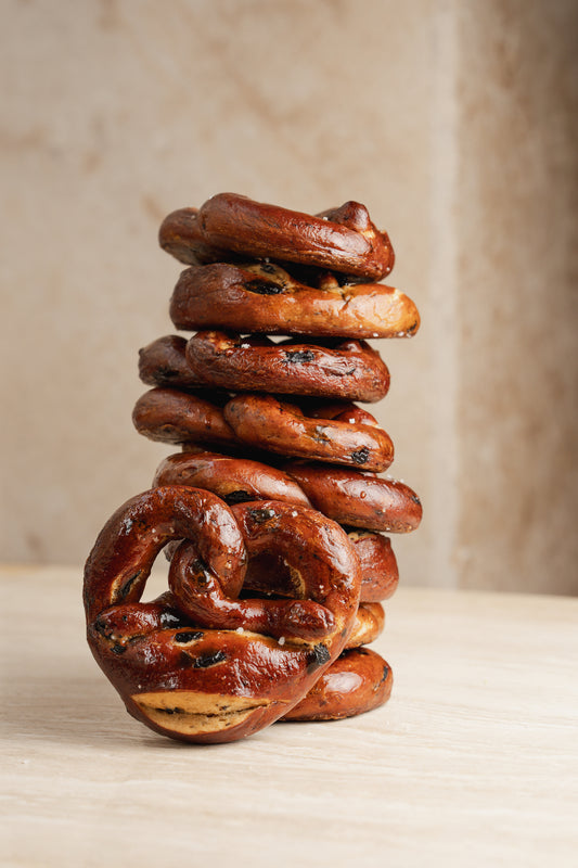 Bretzel Harissa Olives Noires